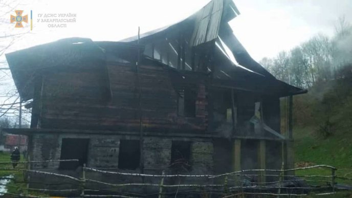 Попри розмиту сільську дорогу, рятувальники дістались місця пожежі та загасили палаючий будинок – 02