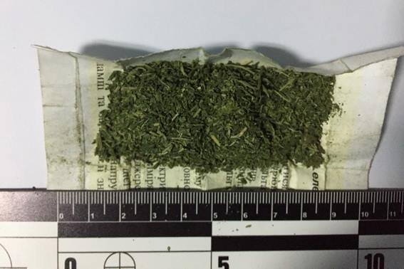 Біля одного з навчальних закладів Ужгорода чоловік продавав наркотики – 01