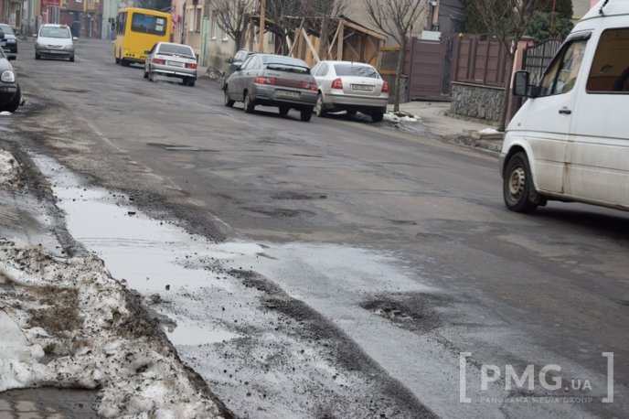 Яма на ямі: дороги Мукачева вкриті вибоїнами – 04