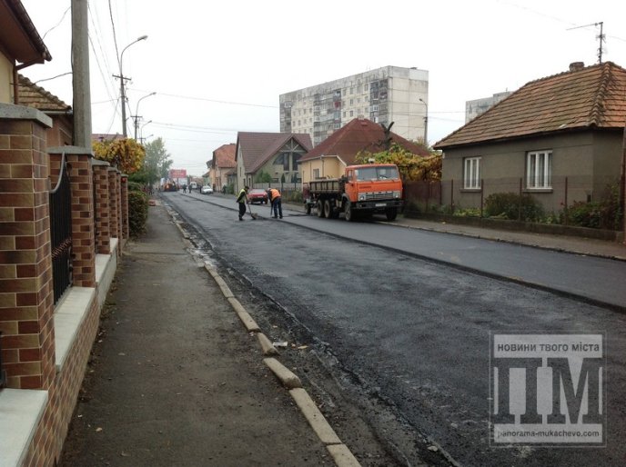 Покращення по-мукачівськи: у місті асфальтують вулицю Данила Галицького (ФОТО) – 01