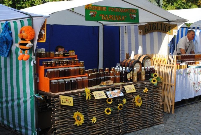 Пасічники з усієї України з’їхались на медову ярмарку в Мукачево (ФОТО) – 02