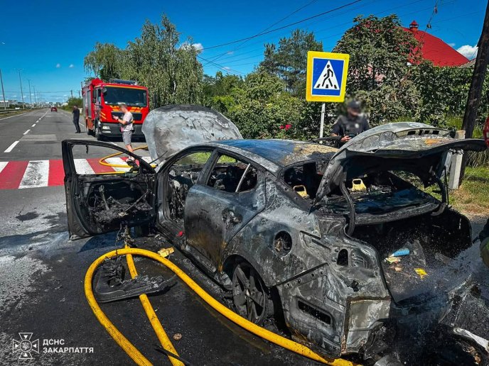У селі на Ужгородщині під час руху загорівся автомобіль – 01