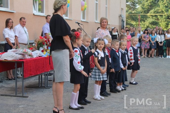 НВК "Гармонія" урочисто відзначила свято Першого вересня лінійкою у вишиванках – 43