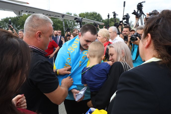 Історичні фото: як зустрічали полонених вдома – 08