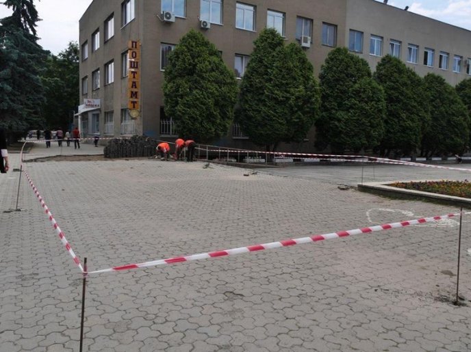 На площі Поштовій в Ужгороді ремонтують тротуари – 02