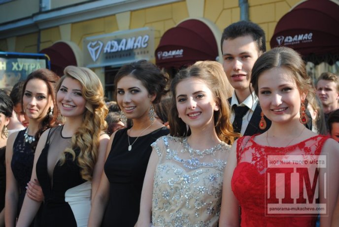 У центрі Мукачева відбувся урочистий парад випускників (ФОТО) – 11
