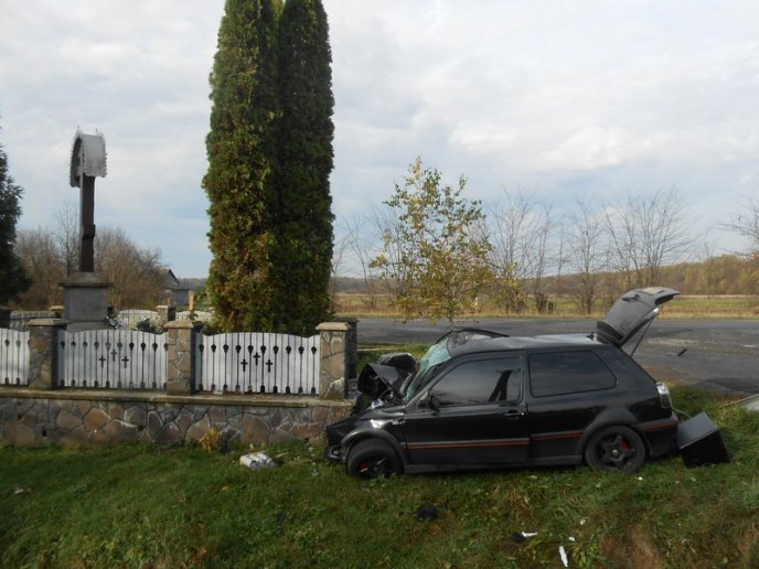 Страшна ДТП біля Мукачева: Volkswagen Golf‎ врізався в огорожу, одна людина загинула, двоє доставлені у ЦРЛ (ФОТО) – 02