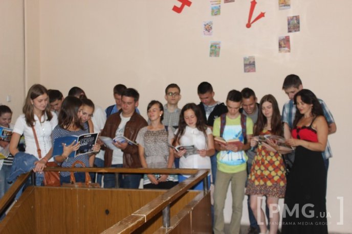 У Мукачеві відбувся флешмоб "Молодь читає" – 12