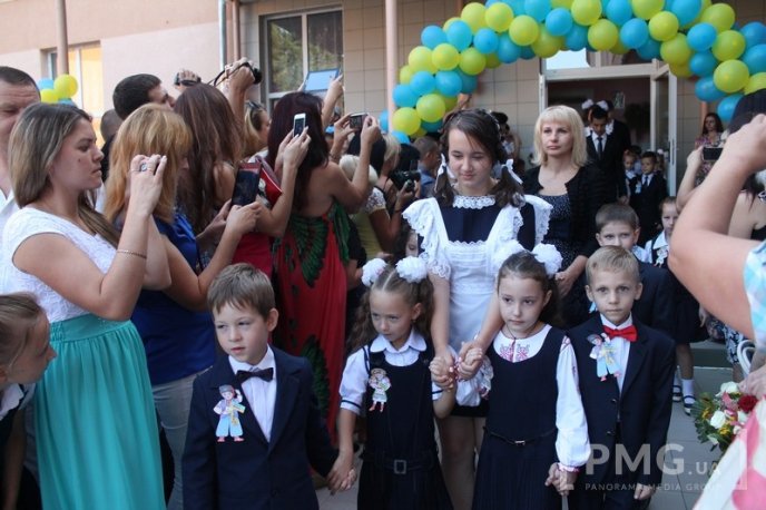 НВК "Гармонія" урочисто відзначила свято Першого вересня лінійкою у вишиванках – 14