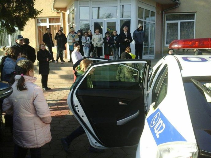 Два екіпажі поліцейських відвідали Мукачівську спеціальну загальноосвітню школу-інтернат І-ІІ ступенів – 05