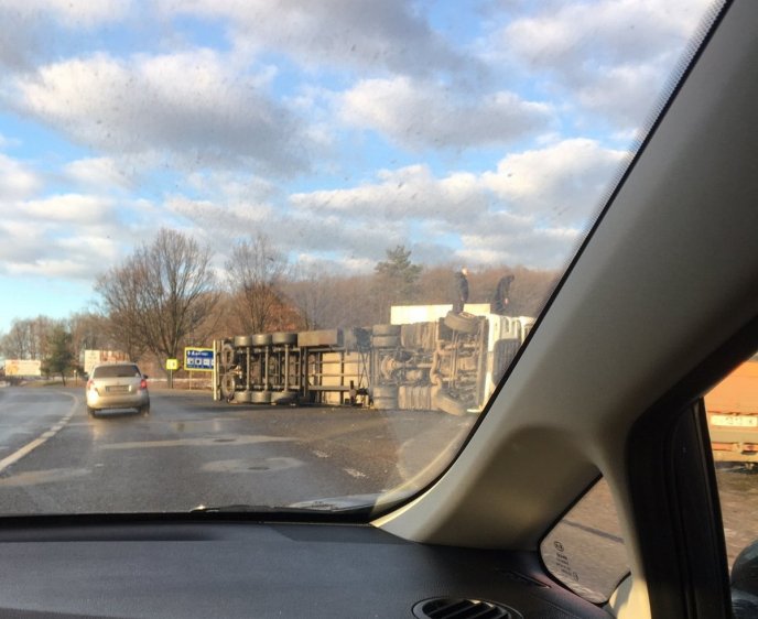 У Мукачеві на трасі перекинулась вантажівка – 01