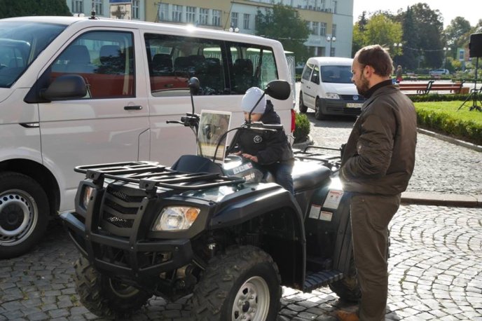 Біля Закарпатської ОДА з’явилась військова техніка – 01