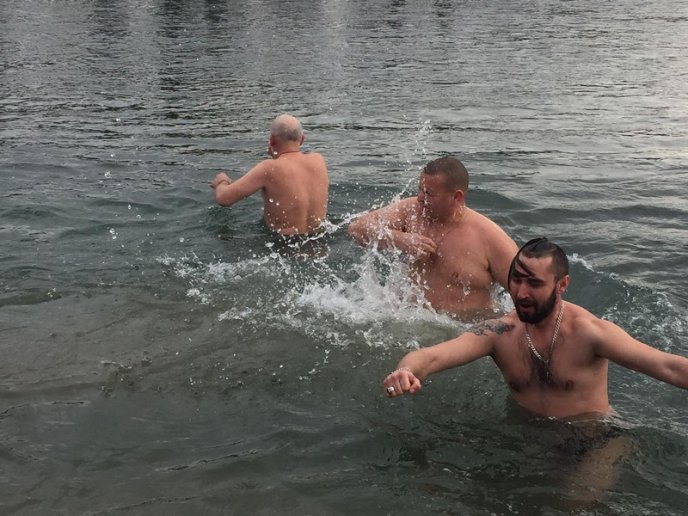 Як у Мукачеві воду освячували та занурювалися в Латорицю – 01