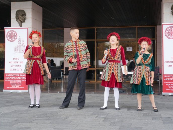 Салон краси просто неба: в Ужгороді зробили подарунок для людей похилого віку – 01 Салон краси просто неба: в Ужгороді зробили подарунок для людей похилого віку – 01