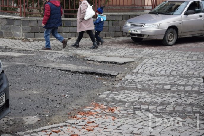 Яма на ямі: дороги Мукачева вкриті вибоїнами – 06