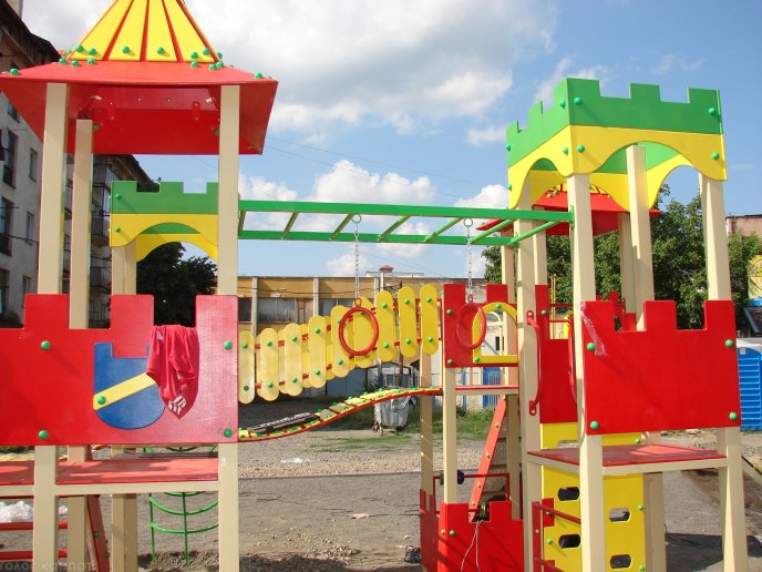 В Хусті з’явився новий дитячий майданчик – 03