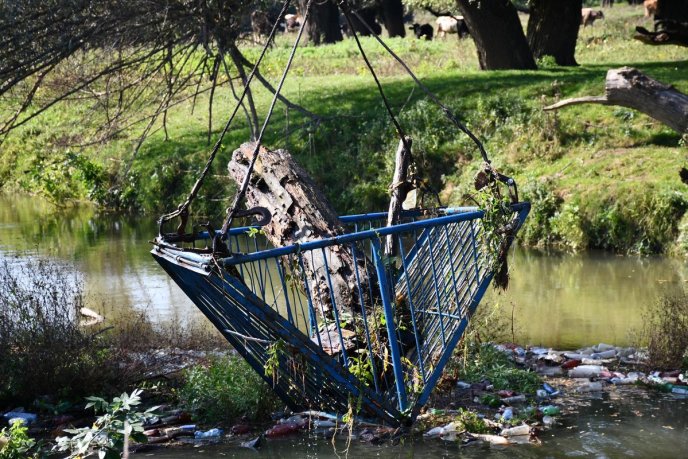 Пластикові пляшки і побутові відходи: закарпатцям показали, в якому стані одна з річок краю – 01 Пластикові пляшки і побутові відходи: закарпатцям показали, в якому стані одна з річок краю – 01