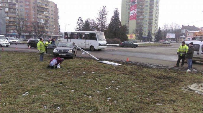 В Ужгороді автівка знесла стовп – 02 В Ужгороді автівка знесла стовп – 02
