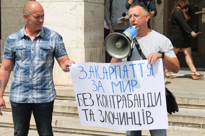 "Віктор Балога – зрадник Закарпаття", "Спасибі закарпатській міліції" – в Ужгороді пройшов мітинг поблизу УМВС та ОДА – 08