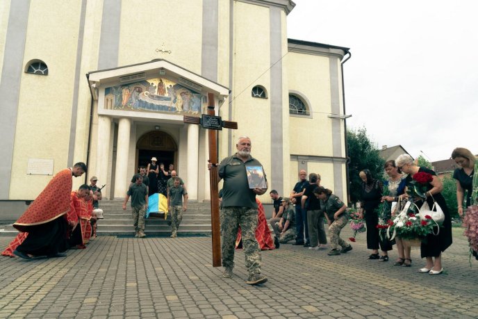 Був надійним бойовим побратимом: у Мукачеві поховали Героя – 07