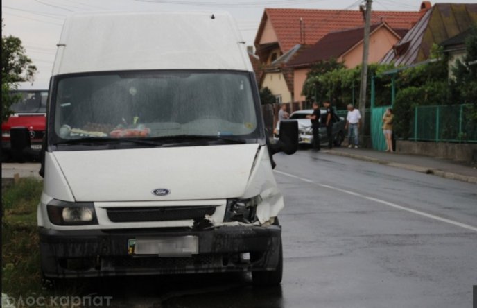 Мікроавтобус зіткнувся з легковиком: є постраждалі – 01