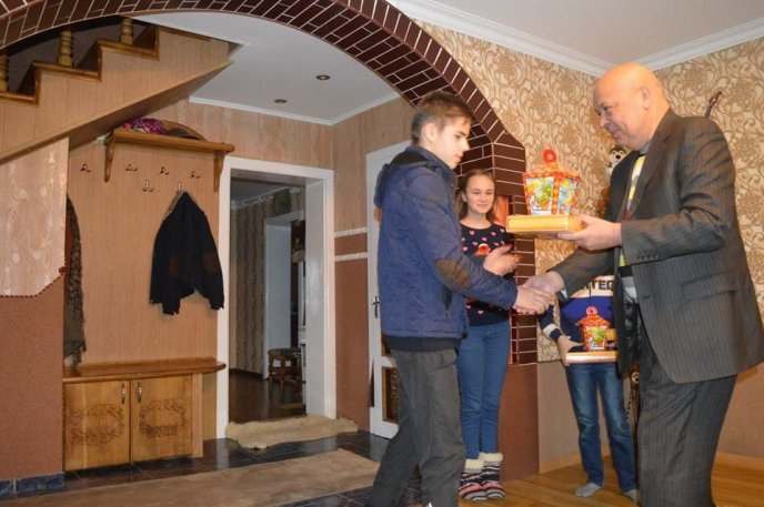 Геннадій Москаль від імені Святого Миколая вручив подарунки дітям у прийомних сім’ях – 02