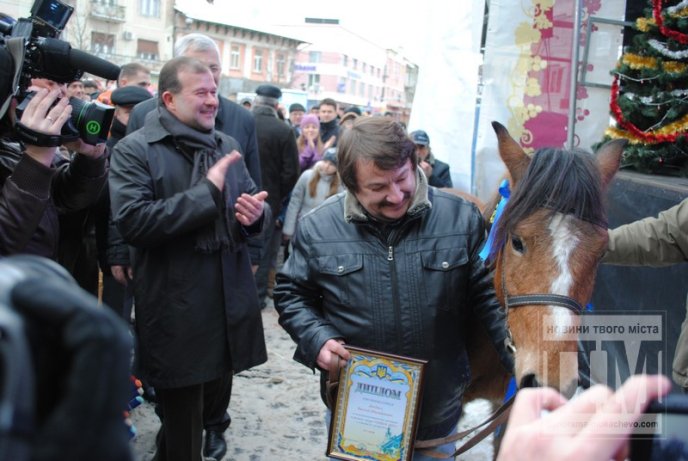 Переможцем цьогорічного фестивалю "Червене вино - 2013" став Василь Лендьєл з міста Мукачева (ФОТО) – 18 Переможцем цьогорічного фестивалю "Червене вино - 2013" став Василь Лендьєл з міста Мукачева (ФОТО) – 18