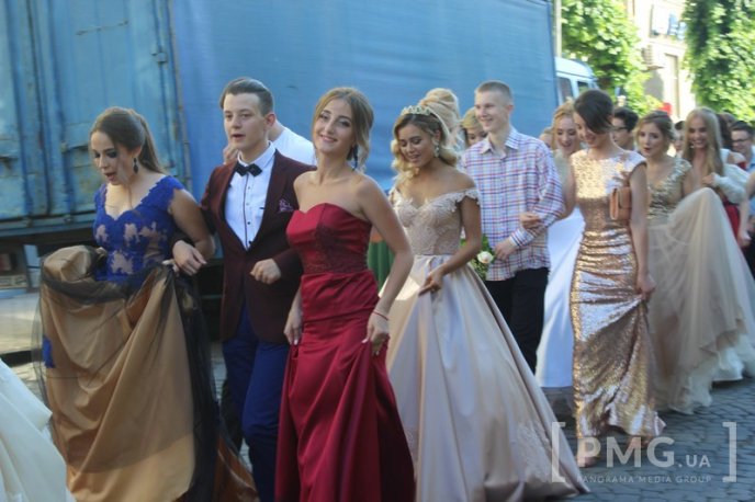 У Мукачеві стартував парад випускників – 14