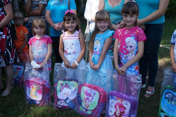 В рамках благодійної акції до Дня знань нові ранці отримали близько 3800 першокласників Тячівщини та Рахівщини – 11 В рамках благодійної акції до Дня знань нові ранці отримали близько 3800 першокласників Тячівщини та Рахівщини – 11