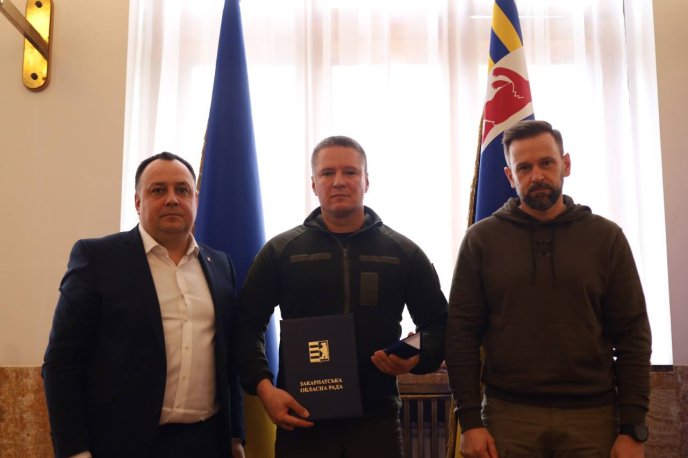 На сесії облради відзначили військових ЗСУ за зміцнення обороноздатності України – 04