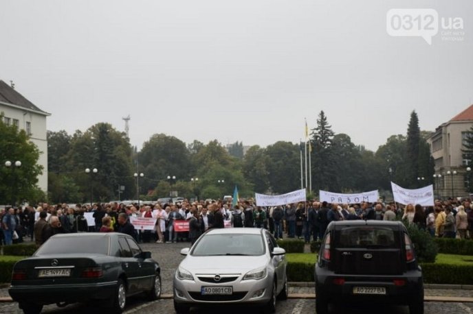 В Ужгороді сотні людей мітингують під стінами Закарпатської облради – 02