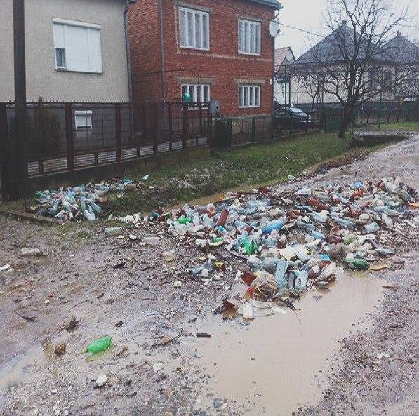 Після води на вулицях Великих Ком’ят залишилось сміття – 01