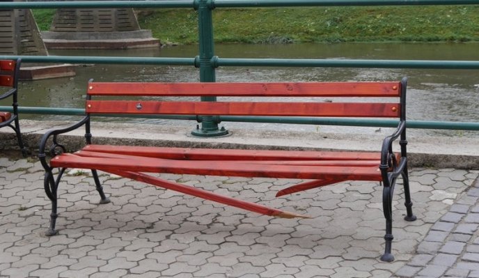 У центрі Ужгорода вандали понищили лавиці – 01