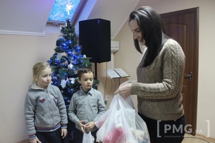 Мукачівські благодійники завітали з подарунками до маленьких переселенців – 02