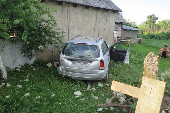 Жахлива ДТП забрала життя 24-річного водія, 22-річний пасажир – у лікарні – 01