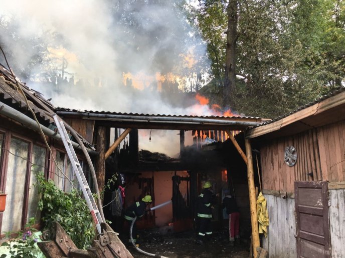 Пожежа на Свалявщині: загорілись гараж та хлів – 04