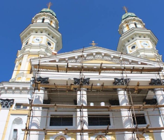 Майстри ремонтують крівлю даху Ужгородського греко-католицького собору – 09