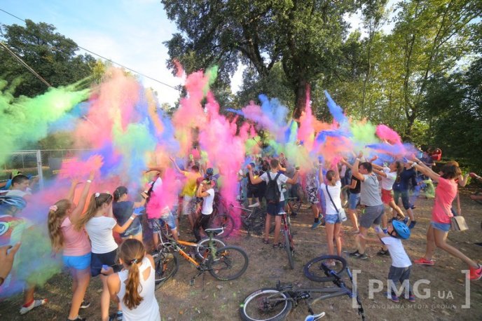 Велозаїзд у День Незалежності України та "кольоровий" флешмоб у Мукачеві: як це було – 23