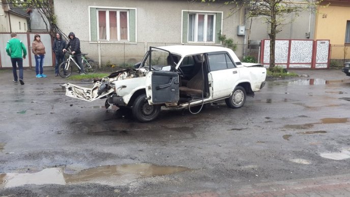 Внаслідок жахливої ДТП водій вилетів через лобове скло – 01