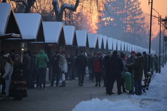 Закарпатські вина, смачні страви та дзвінкі пісні: у Мукачеві урочисто відкрили фестиваль "Червене вино" – 01