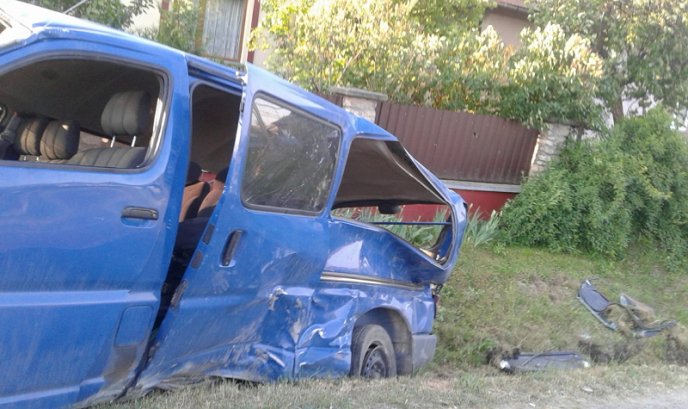 Карколомна ДТП на Ужгородщині: "Toyota" знесла сливу і перекинулась – 02