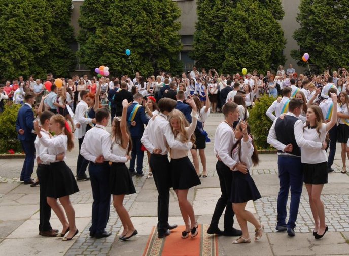 Загальноміський парад випускників відбувся і в Ужгороді – 23