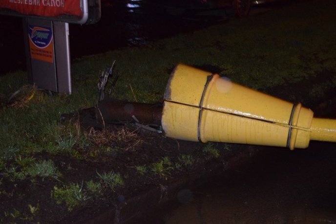 В Ужгороді на дорогу впав ліхтарний стовп – 02