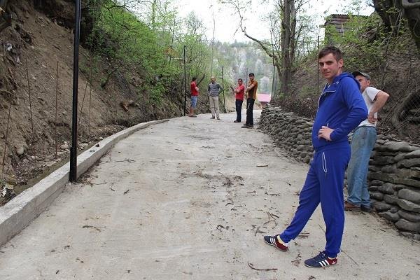 На Тячівщині місцеві мешканці самостійно розширили та забетонували частину комунальної вулиці – 11