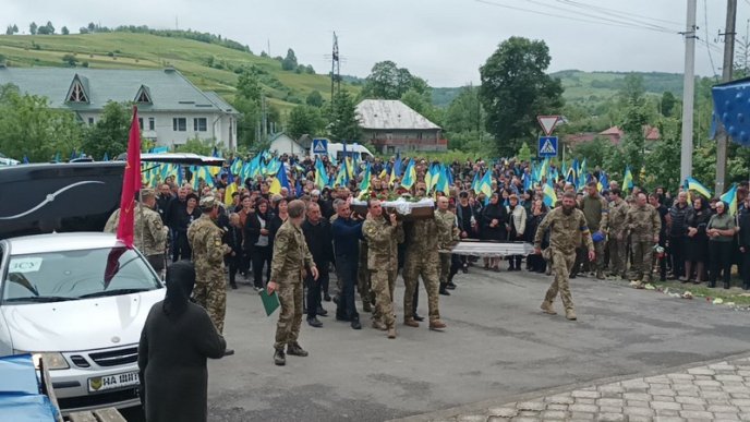 Одна з громад Закарпаття попрощалась із загиблим захисником – 01