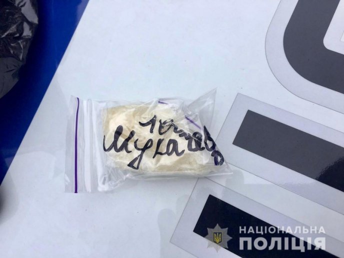 На одній із вулиць Мукачева поліцейські зупинили чоловіка, який підозріло себе поводив – 01 На одній із вулиць Мукачева поліцейські зупинили чоловіка, який підозріло себе поводив – 01