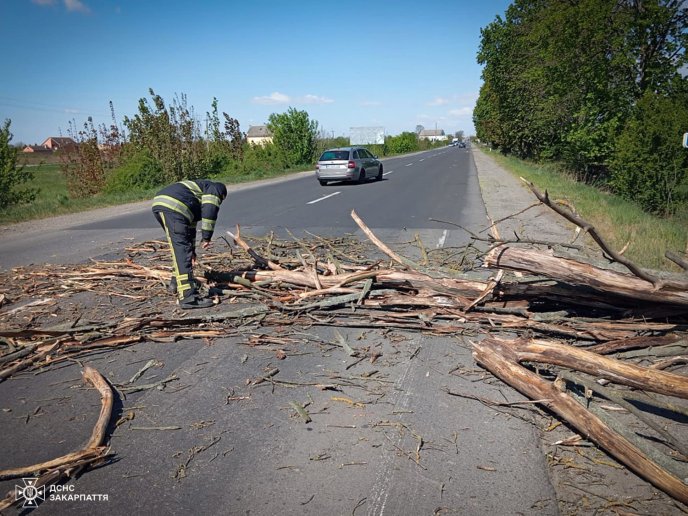 Загиблий, побиті авто і блекаути: наслідки негоди на Закарпатті – 01