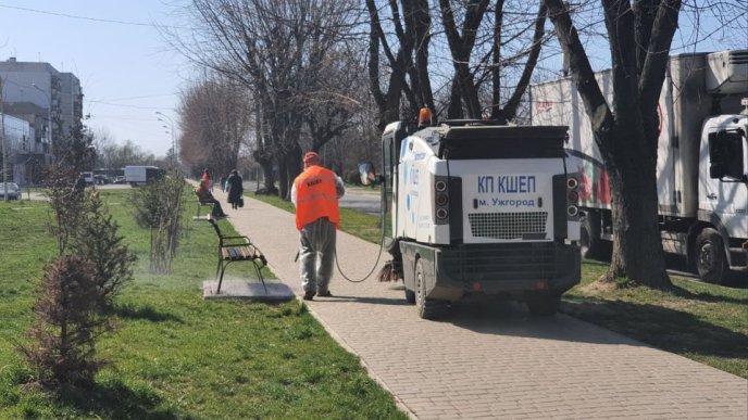 В Ужгороді продовжуть дезінфекцію громадських місць – 03