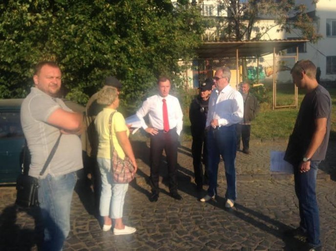 Скандал в Ужгороді: на місці вирубаних ялинок почалося будівництво, але його блокують – 01