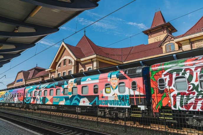До Закарпаття з Києва відтепер курсує арт-поїзд – 01